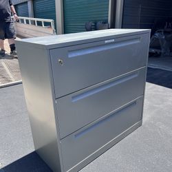 3-Drawer Lateral Fiking Cabinet W/ Lock & Key! 