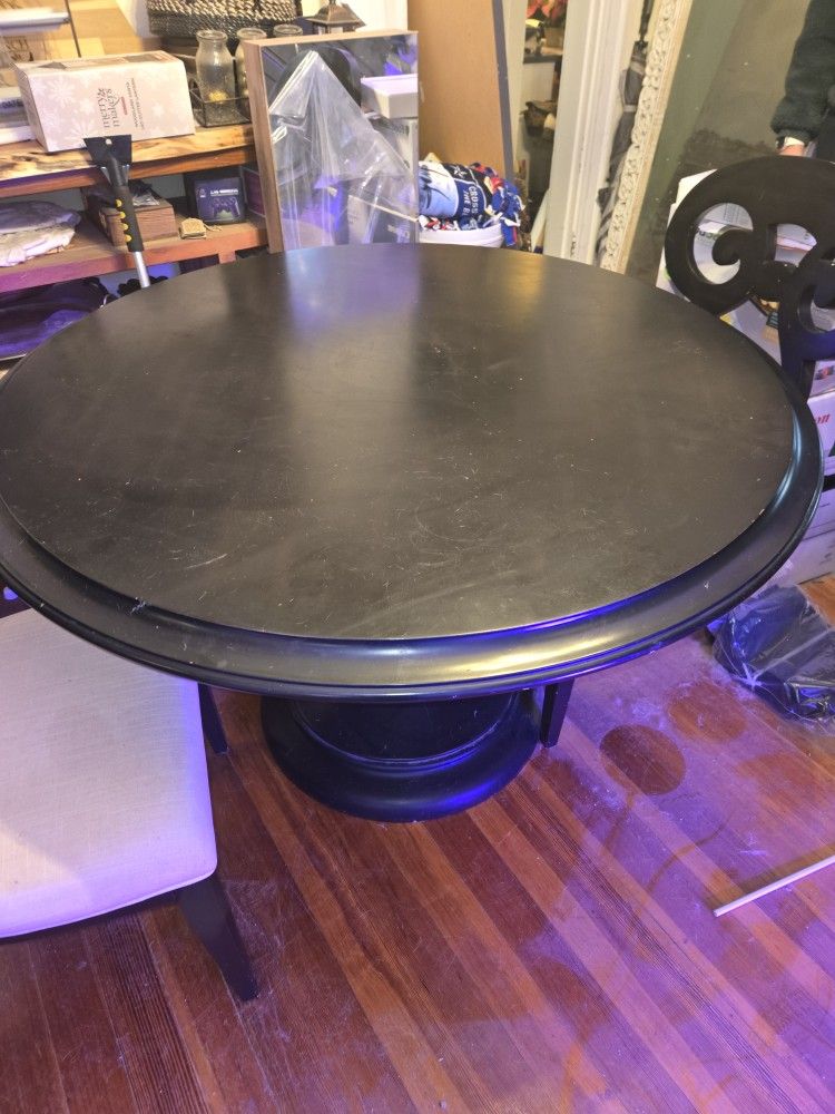 Round Dining Room Table 46in 