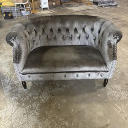 Velvet Tufted Loveseat! Like New Condition! 