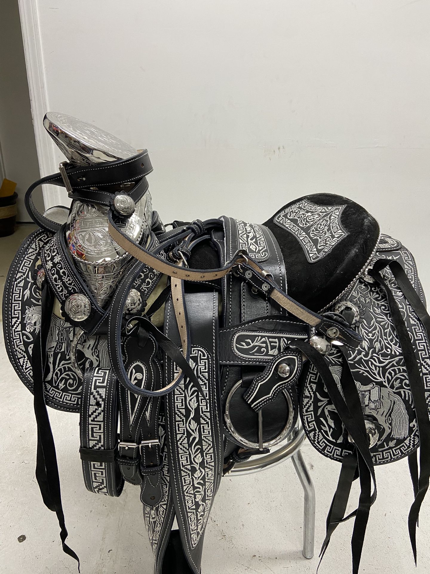 Nueva Montura Charra Bordada Con Herrage Y Fuste Plateado Completo