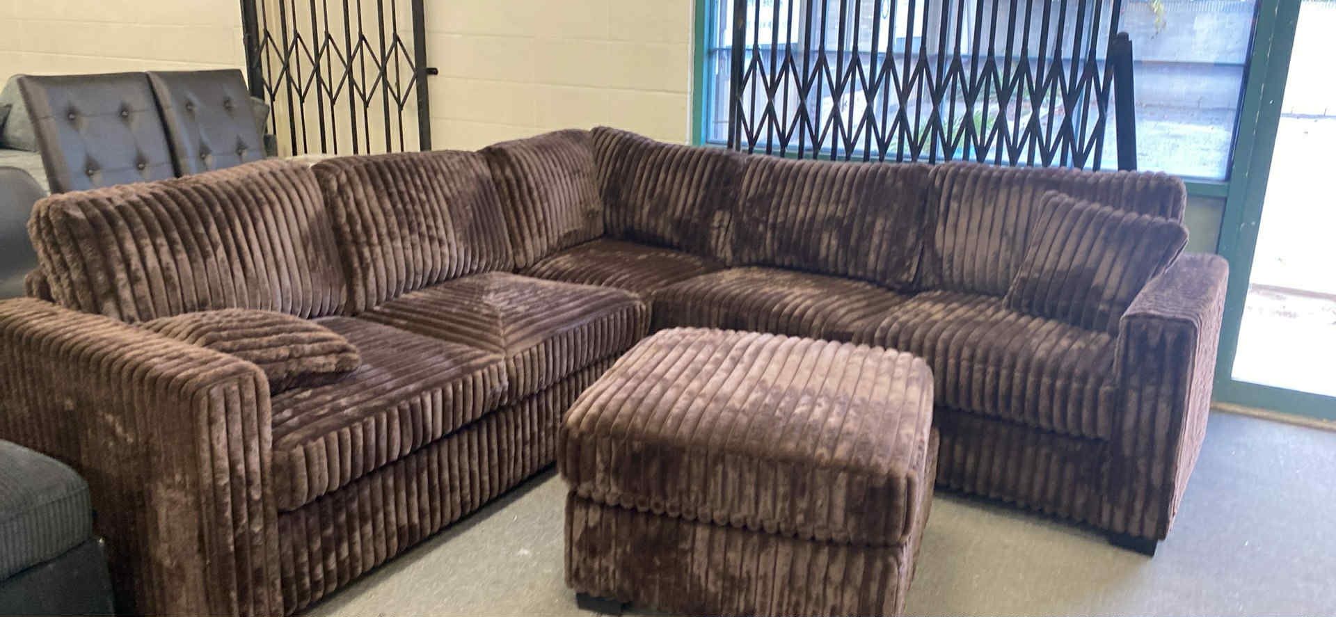 New Sectional Couch with Ottoman! Free Delivery 🚚!