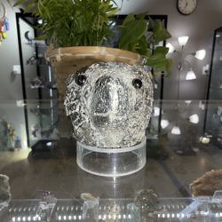 very special and beautiful crystal bear made with game stone. 