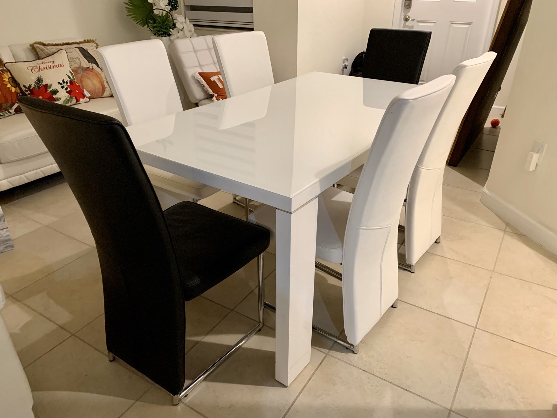 Dining Table with 6 seats