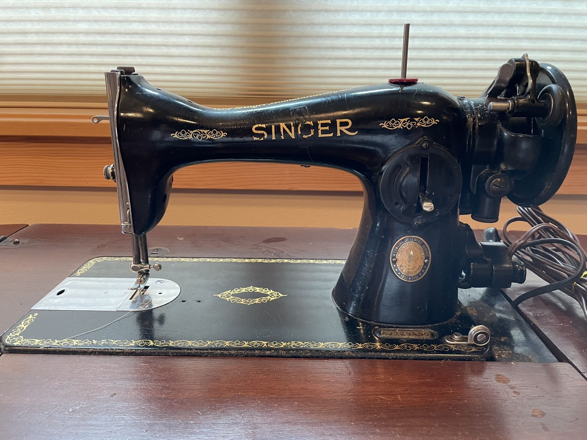 1950 Singer Sewing Machine And Cabinet 