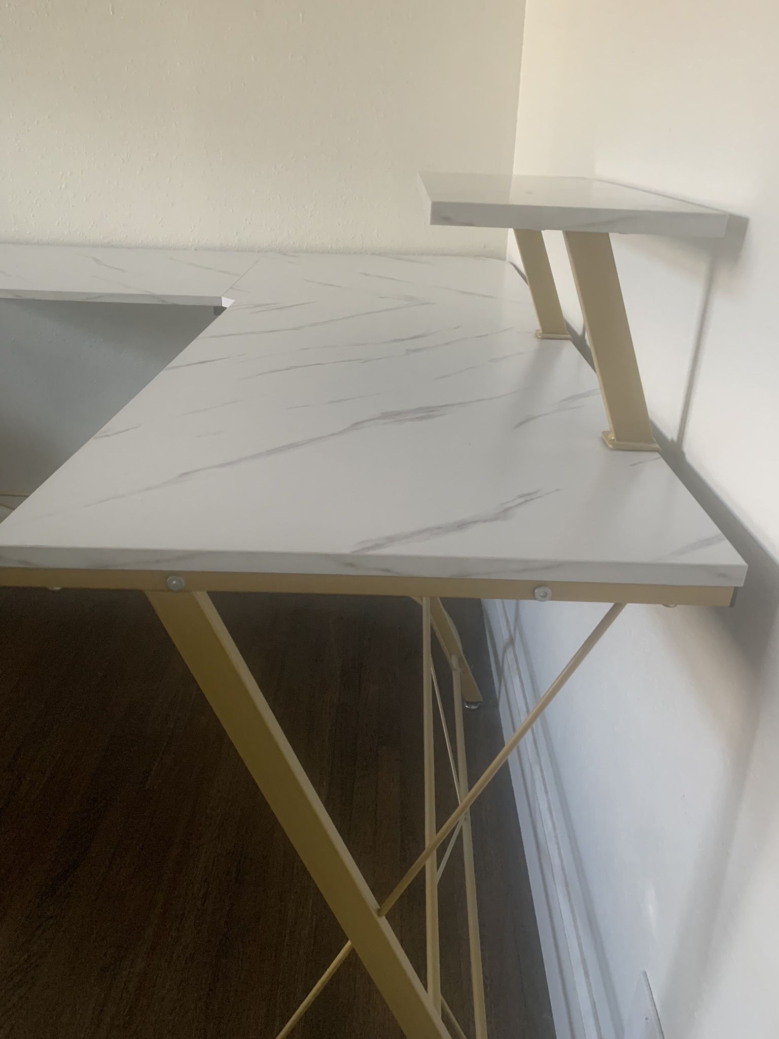 Beautiful Corner Desk - Modern/like New 