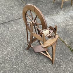 Spinning wheel Antique