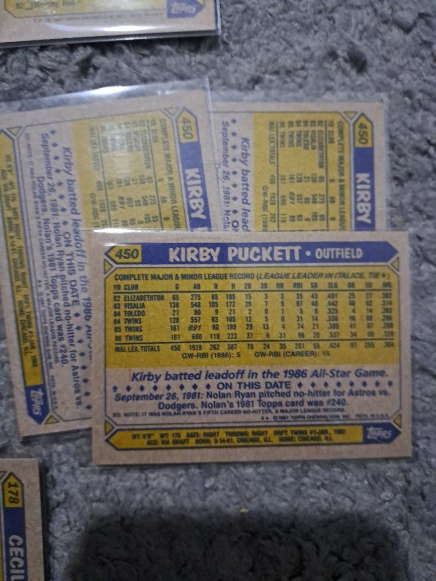 Lot of 12 baseball cards.