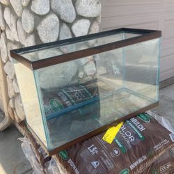 Medium To Large Size Fish Tank Approximately 25 Gallons. I’m Not Sure.