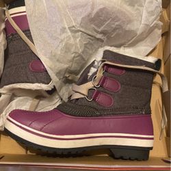 Ladies Winter Boots Brand New Size 6 Ozark Trail Brand with tags and Box