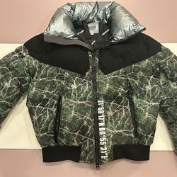 Men Down Jacket In Size M