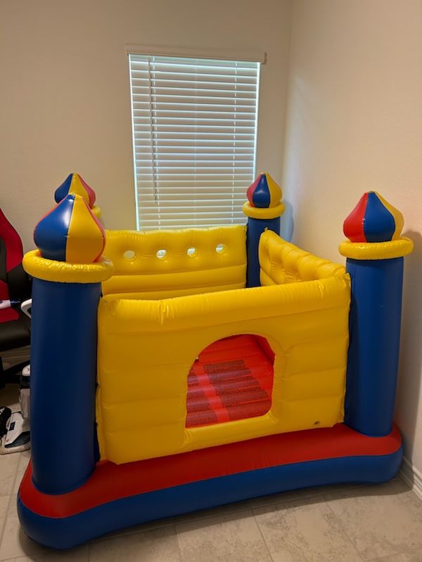 Inflatable kids bounce house
