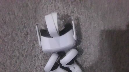 Oculus Quest 2 with both controller