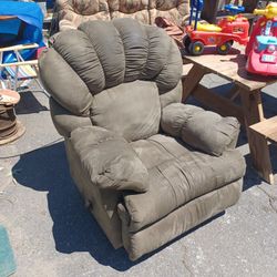 Excellent Condition Recliner Located In Winston-Salem