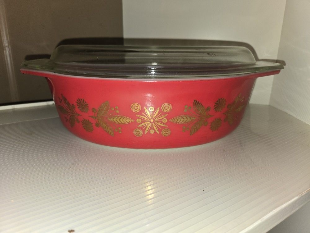 Vintage Pyrex Golden Poinsenetta Dish