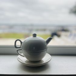 ☕️ Elegant White Tea-for-One Set – Teapot, Cup & Saucer Combo