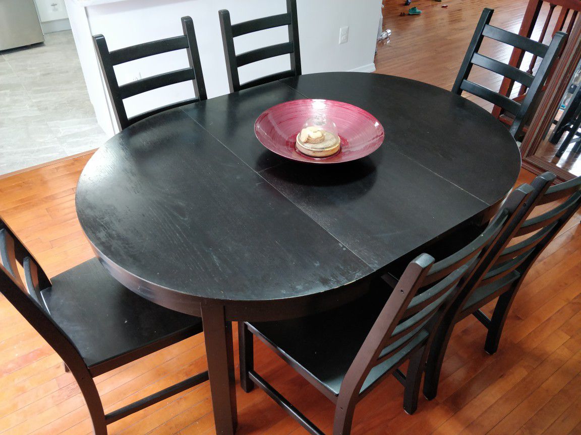 Solid wood dining table for 6-4 people with 6 chairs in very good condition, pet free smoke free. L65"*W45.5"*H29"