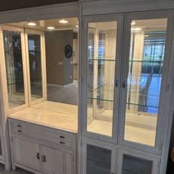 Dining Room Set - 6 Chairs!  Must SEE!! 