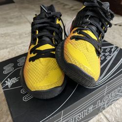 Nike  Kyrie Low 2  Size 8