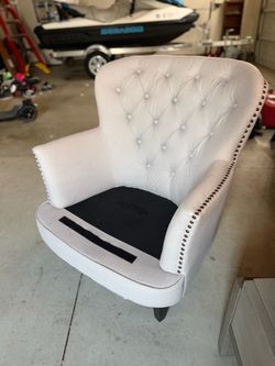 Tufted sofa chair