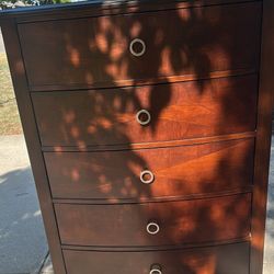 Beautiful and elegant chest of drawer