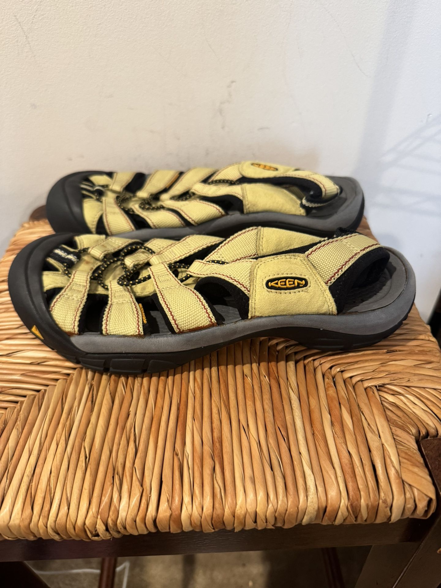 Women’s World Keen Vibrant Yellow and Black Outdoor Sandals Size 10