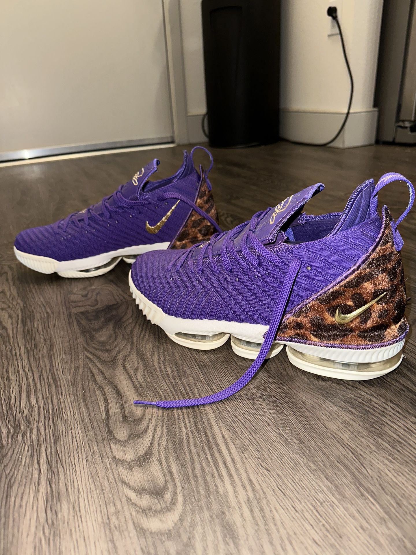 Nike Lebron 16 “Purple King Court” New w/o Box Size 10