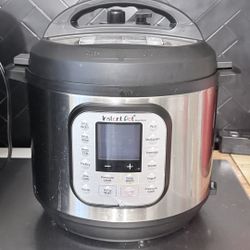 Insta pot 6qt, Light Used, Comes With Brand New Seal Ring 
