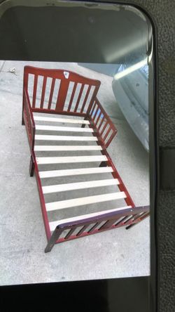 Toddler bed frame