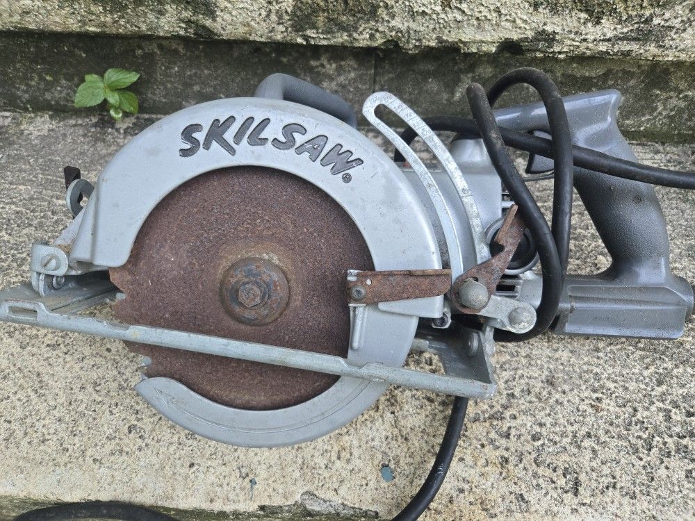 Skilsaw Worm Drive Circular Saw 