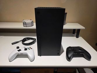 Xbox Series X - 2 Controllers