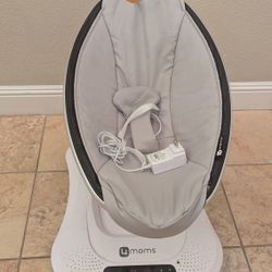 Excellent Condition - 4moms MamaRoo Baby Swing