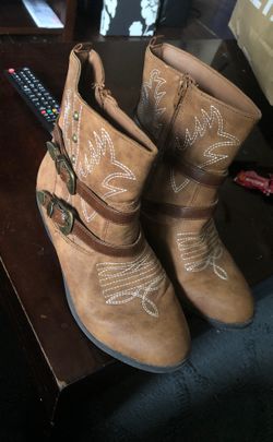Boots size 6