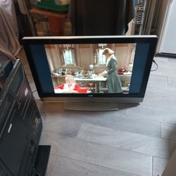 Vizio 42-in LCD Digital TV With Remote 