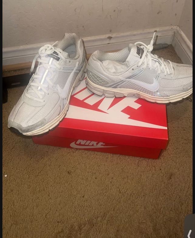 White Nikes 9.5