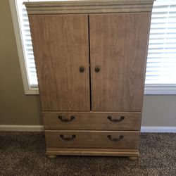 Dresser With 2 Night Stands