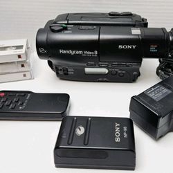 Sony CCD-TR76  Handycam Video 8 With Battery, Charger And Extras Tested. 
