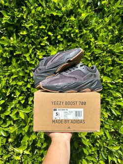 Yeezy Boost 700 Utility Black size 5.5 / 7W