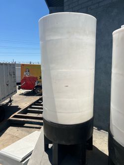 250  gallon water tank with stand