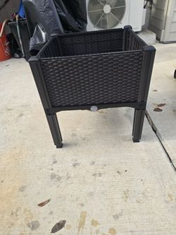 Mayoliah Raised Garden Bed with Legs - Self Watering (one leg cracked)