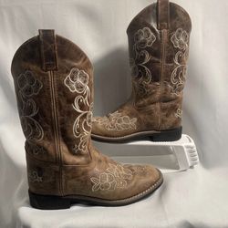 Shyanne Women's Lasy Floral Embroidered Western Boots.