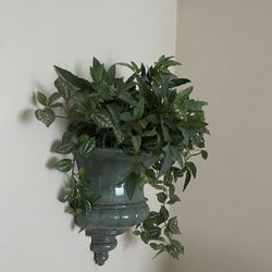 Wall Vase x fake Vine Plant 