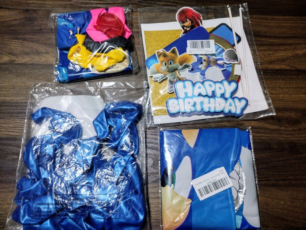 Blue Sonic video game birthday supplies. Balloons, cupcake and cake toppers, table display