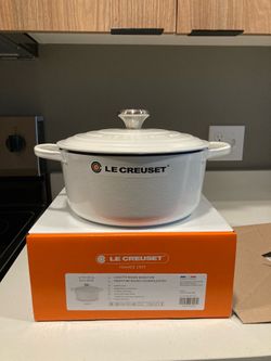 NEW CB2 Le Creuset Signature 5.5-Qt. White Enameled Cast Iron Dutch Oven RETAIL $445 MOVING SALE