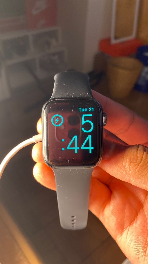 apple watch 4 series white