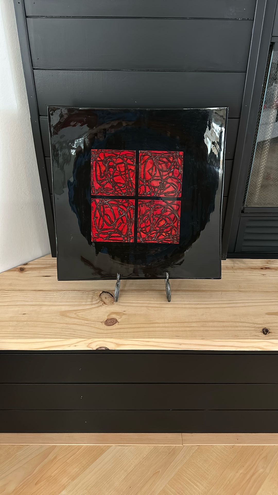 Decorate Red And Black Plate With Stand