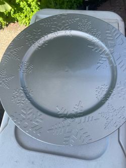 Snowflake pattern, silver plastic charger