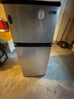 Magic Chef Mini Fridge with Freezer – Great Working Condition