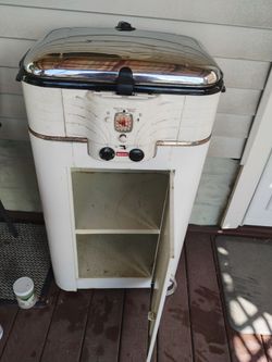 1947  Nesco Automatic Electric Roaster With Stand