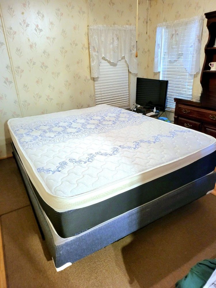 NEW QUEEN-SIZE PILLOW TOP MATTRESS AND BOX SPRING