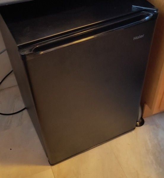 Mini Fridge (Pick Up Only)
